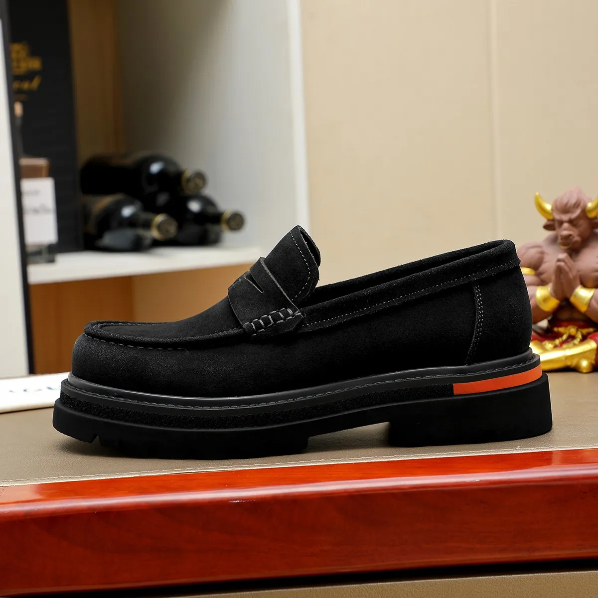 Men's shoes 💰660 💰 Louis Vuitton LV ® Autumn and Winter 🆕 models 🔛Full shoe counter First layer cowhide, 🐂Leather lined casual shoes for men, super soft outsole, essential for driving. Counter synchronization Original first layer cowhide Completely 1:1 mold customization 🌹Top version, 2 colors available! Number: 38-45 (37.46. Customized)